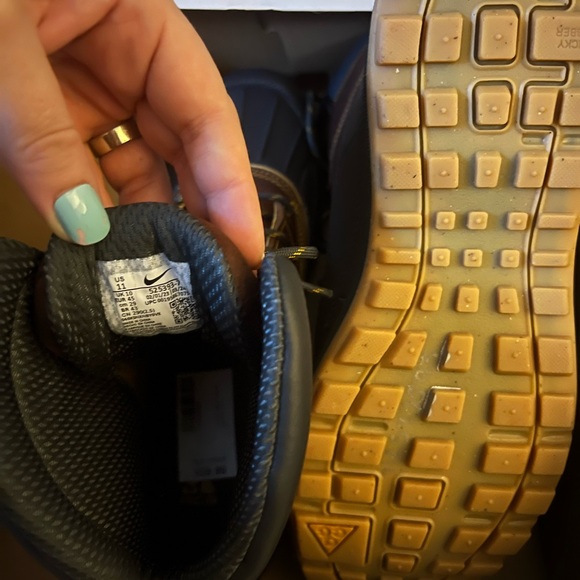 BRAND NEW Nike ACG boots, size 11. - Picture 2 of 2